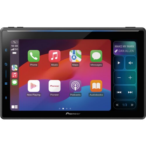 Ekran radia samochodowego Pioneer wyświetla interfejs z ikonami aplikacji: Phone, Music, Maps, Messages, Now Playing, Pioneer, Podcasts i Audiobooks na kolorowym tle. Po prawej stronie widoczny jest panel sterowania z napisem "MAKE MY MARK DAN ALLEN" oraz