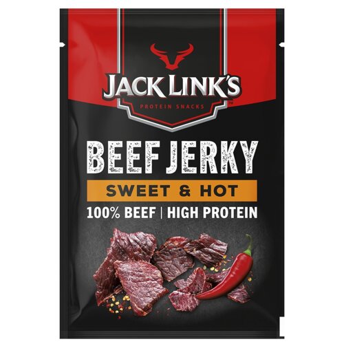 Czarna paczka z czerwonymi i białymi napisami, na której widnieje tekst: "JACK LINK'S PROTEIN SNACKS, BEEF JERKY, SWEET & HOT, 100% BEEF | HIGH PROTEIN". Na dole opakowania znajduje się zdjęcie kawałków suszonej wołowiny i czerwonej papryczki chili.