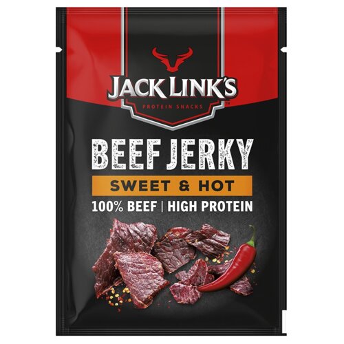 Czarna i czerwona paczka z suszoną wołowiną, na której widnieje napis: "JACK LINK'S PROTEIN SNACKS BEEF JERKY SWEET & HOT 100% BEEF | HIGH PROTEIN". Na dole opakowania znajdują się kawałki wołowiny i papryczka chili.