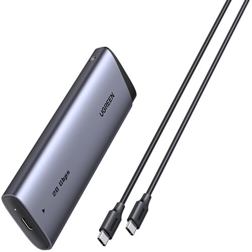 Na zdjęciu znajduje się obudowa dysku w kolorze szarym z napisem "UGREEN" oraz "20 Gbps", obok której leżą dwa czarne kable z końcówkami USB-C.
