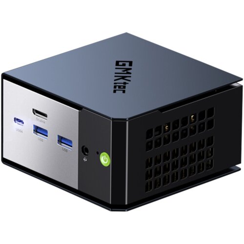 Czarny, kompaktowy komputer z logo "GMKtec" na górnej powierzchni, posiadający z przodu porty USB, port Oculink oraz przycisk zasilania z zieloną ikoną. Bok urządzenia ma kratkę wentylacyjną.
