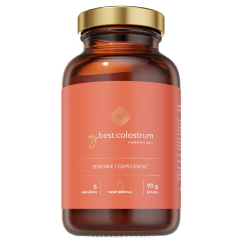 Szklany słoik z brązowego szkła z metalową zakrętką, zawierający suplement diety "mybest colostrum" o smaku jabłkowym, z napisem "ZDROWIE I ODPORNOŚĆ" oraz informacjami: "5 składników", "smak jabłkowy", "90 g proszku".