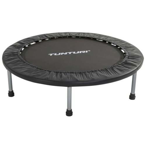 Czarna trampolina z metalowymi nogami, na której powierzchni widnieje biały napis "TUNTURI". Produkt ma okrągły kształt i jest otoczony ochronnym materiałem.