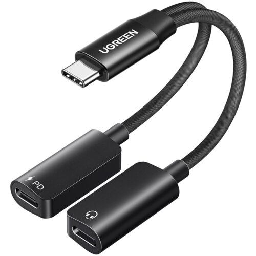 Na zdjęciu znajduje się czarny adapter z logo "UGREEN" na wtyczce USB-C, rozdzielający się na dwa porty: jeden oznaczony symbolem błyskawicy i literami "PD", a drugi symbolem słuchawek. Adapter ma elastyczny, pleciony kabel.
