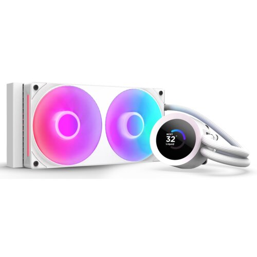 Na zdjęciu znajduje się chłodzenie wodne z dwoma wentylatorami o podświetleniu RGB, obok którego widoczna jest okrągła pompa z wyświetlaczem pokazującym temperaturę "32° Liquid" oraz logo "NZXT". Produkt ma białe wykończenie i elastyczne przewody.