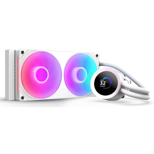 Na zdjęciu znajduje się biały system chłodzenia wodnego z dwoma wentylatorami RGB, które emitują kolorowe światło. Obok wentylatorów widoczna jest okrągła pompa z wyświetlaczem pokazującym napis "NZXT 32° Liquid".