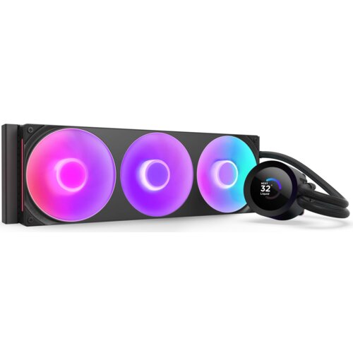 Na zdjęciu znajduje się chłodzenie wodne z trzema wentylatorami RGB, które emitują kolorowe światło. Obok widoczna jest okrągła pompa z wyświetlaczem pokazującym temperaturę "32° Liquid" oraz logo "NZXT".
