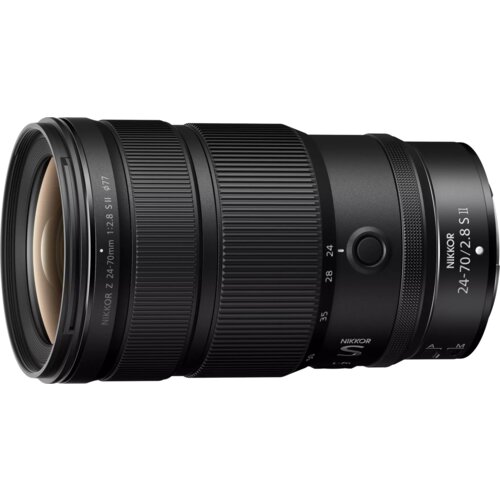 Czarny obiektyw z widocznymi oznaczeniami: "NIKKOR Z 24-70 mm 1:2.8 S II ø77" oraz "NIKKOR 24-70 2.8 S II". Obiektyw posiada pierścienie do regulacji ostrości i zoomu oraz przełącznik A/M.