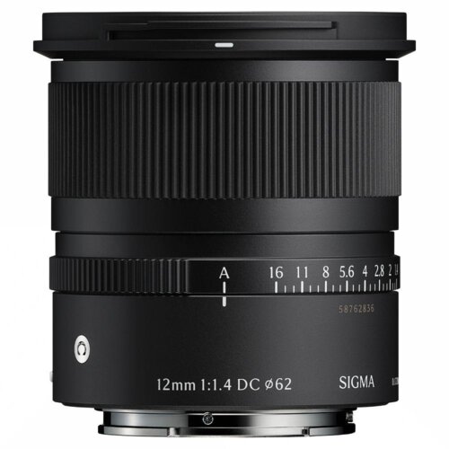Czarny obiektyw z widocznymi oznaczeniami przysłony od A do 1.4 oraz napisem "12mm 1:1.4 DC Ø62" i logo "SIGMA". Obiektyw ma teksturowany pierścień i metalowe mocowanie.