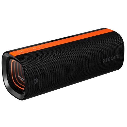 Czarny głośnik mobilny z pomarańczowym panelem na górze, na którym znajdują się przyciski sterujące. Na boku głośnika widoczne jest logo "xiaomi".