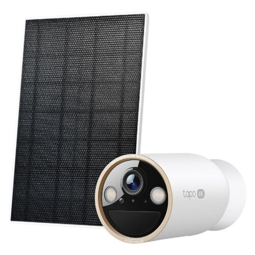 Na zdjęciu znajduje się biała kamera zewnętrzna z napisem "tapo 4K" oraz panel słoneczny o ciemnej powierzchni. Kamera ma okrągły obiektyw i kilka mniejszych elementów na przednim panelu.