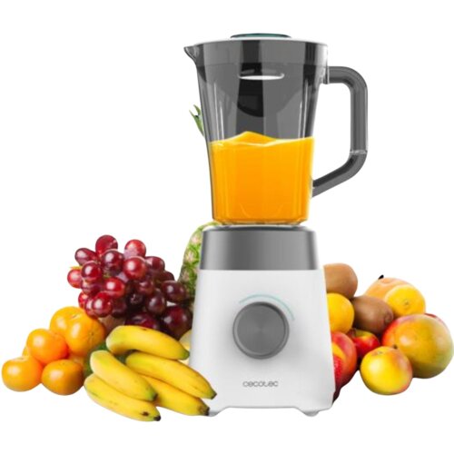 Na zdjęciu znajduje się blender kielichowy z przezroczystym pojemnikiem wypełnionym pomarańczowym płynem, otoczony różnorodnymi owocami, takimi jak winogrona, banany i pomarańcze. Na obudowie blendera widoczny jest napis "cecotec".