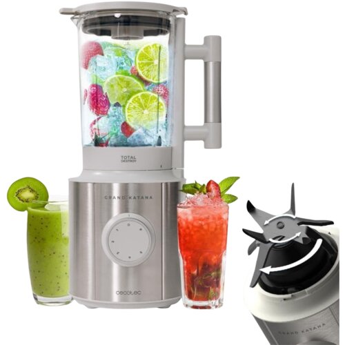 Na zdjęciu znajduje się blender kielichowy w kolorze srebrnym z przezroczystym pojemnikiem, w którym widoczne są kawałki owoców i lodu. Na obudowie blendera widnieją napisy: "TOTAL DESTROY", "GRAND KATANA", oraz "cecotec", a obok blendera znajdują się dwa