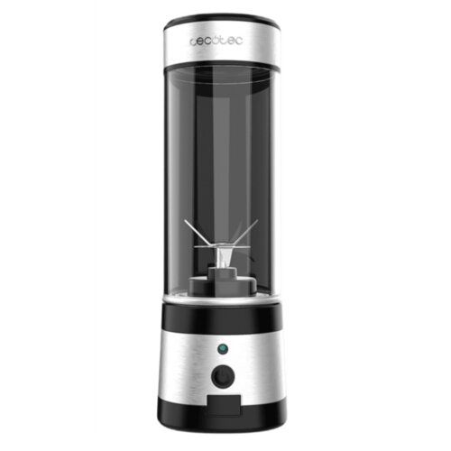Na zdjęciu znajduje się blender personalny o cylindrycznym kształcie z przezroczystym pojemnikiem i metaliczną podstawą. Na górnej części widnieje logo "cecotec", a na podstawie znajduje się przycisk z podświetleniem.