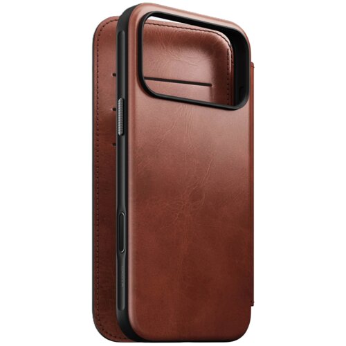 Brązowe etui skórzane z widocznymi przeszyciami i miejscem na aparat, zaprojektowane do telefonu. Etui ma gładką powierzchnię i wycięcia na przyciski boczne.
