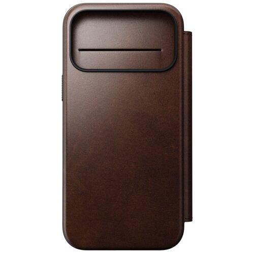 Brązowe etui wykonane z gładkiej skóry, z wycięciem na aparat i cienkim, poziomym otworem na karty. Produkt ma elegancki, minimalistyczny design.