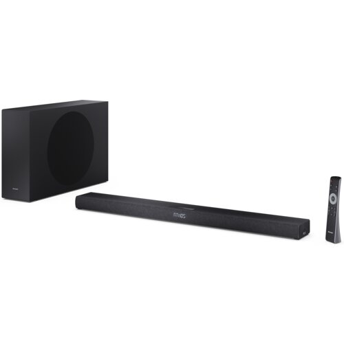 Na zdjęciu znajduje się czarny soundbar z napisem "ATMOS" na przednim panelu, obok którego widoczny jest bezprzewodowy subwoofer oraz pilot zdalnego sterowania. Na subwooferze i pilocie znajduje się logo "Sharp".