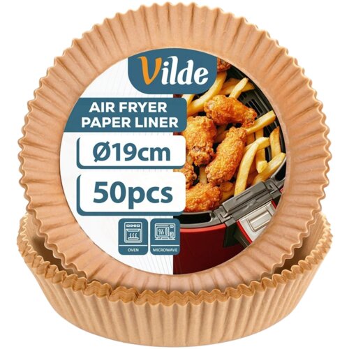 Na zdjęciu widoczne są papierowe foremki do frytkownicy powietrznej z etykietą zawierającą tekst: "Vilde, Air Fryer Paper Liner, Ø19cm, 50pcs". Na etykiecie znajdują się również ikony oznaczające możliwość użycia w piekarniku i kuchence mikrofalowej.
