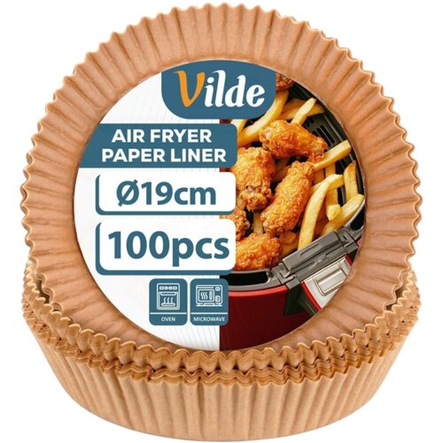 Na zdjęciu widoczne są brązowe foremki papierowe z etykietą, na której znajduje się napis: "Vilde, Air Fryer Paper Liner, Ø19cm, 100pcs". Etykieta zawiera również ikony piekarnika i mikrofalówki oraz zdjęcie frytek i skrzydełek kurczaka.