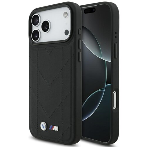 Czarne etui z pikowanym wzorem i logo BMW M jest założone na telefon z trzema obiektywami aparatu. Na etui widoczne są przyciski boczne oraz otwory na porty.