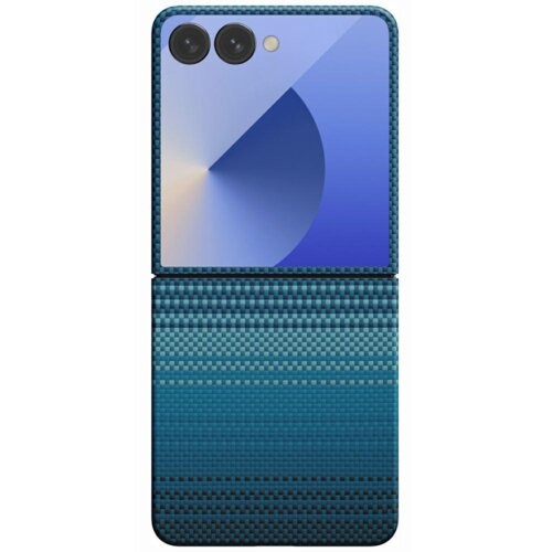 Etui na telefon w kolorze wielokolorowym, z widocznym wzorem przypominającym tkaninę, posiada dwa otwory na aparaty fotograficzne oraz jeden mniejszy na lampę błyskową. Górna część etui ma gradientowy niebieski kolor z geometrycznym wzorem.