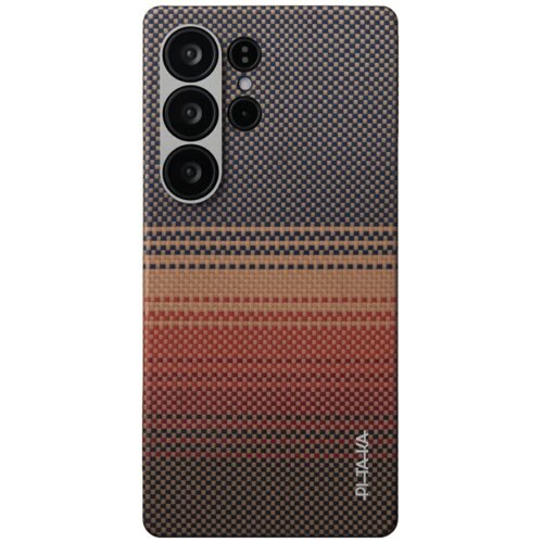 Etui na telefon z wielokolorowym wzorem w kratkę, przechodzącym od ciemnych do jasnych odcieni, z wycięciami na cztery obiektywy aparatu. W dolnym rogu widoczne jest logo "PITAKA".