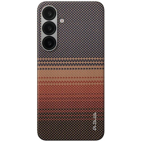 Etui na telefon z trójkolorowym wzorem w kratkę, przechodzącym od ciemnego granatu przez beż do czerwieni, z trzema okrągłymi otworami na aparaty i jednym mniejszym na lampę błyskową. W dolnym rogu widoczne jest logo "PITAKA".