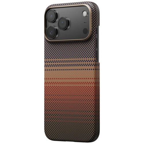 Etui na telefon z widocznym gradientowym wzorem w odcieniach brązu, czerwieni i czerni, z trzema dużymi otworami na aparaty oraz mniejszymi na inne elementy. Powierzchnia etui ma teksturę przypominającą tkaninę.