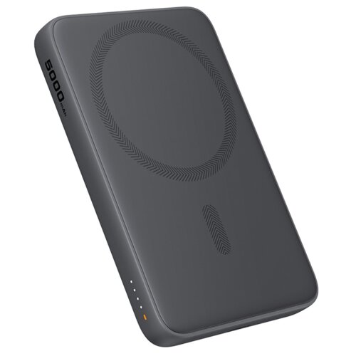Szary powerbank z zaokrąglonymi krawędziami, na którym widoczny jest napis "5000 mAh" oraz wzór w kształcie okręgu i pionowej kreski. Na obudowie znajdują się cztery małe diody, z których jedna świeci na pomarańczowo.