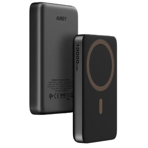 Dwa czarne powerbanki z logo "AUKEY" i oznaczeniem "10000 mAh" na jednym z boków. Na jednym z urządzeń widoczny jest okrągły wzór oraz tekst z informacjami technicznymi, w tym certyfikaty "Qi2", "CE", "RoHS" i napis "Made in China".