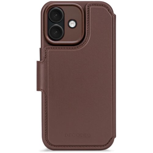 Brązowe etui skórzane z klapką, zaprojektowane dla telefonu Apple iPhone 17, z widocznym logo "DECODED" na dole. Etui posiada wycięcia na aparat i lampę błyskową.