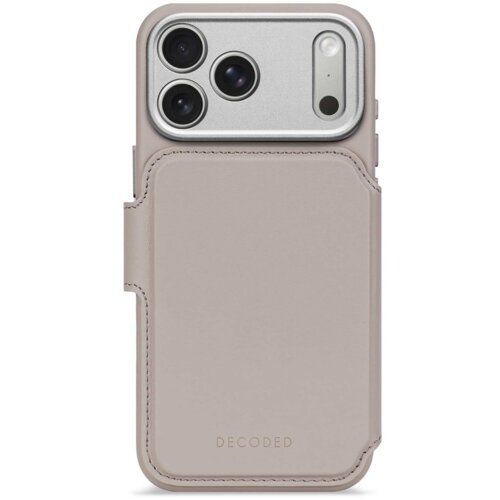 Beżowe etui skórzane z funkcją portfela, przeznaczone do Apple iPhone 17 Pro, z widocznym logo "DECODED" na dole. Etui posiada wycięcia na aparat i inne elementy telefonu.