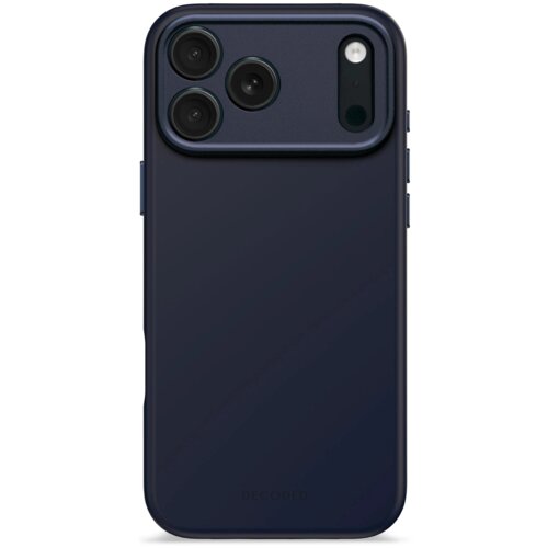 Granatowe etui na telefon z trzema okrągłymi otworami na aparaty i jednym podłużnym na lampę błyskową, wykonane z silikonu. Na dole widoczny jest napis "DECODED".
