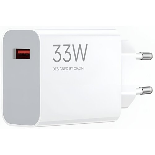 Biała ładowarka sieciowa z widocznym napisem "33W" oraz "DESIGNED BY XIAOMI", posiada jedno czerwone gniazdo USB i dwa metalowe bolce wtyczki.