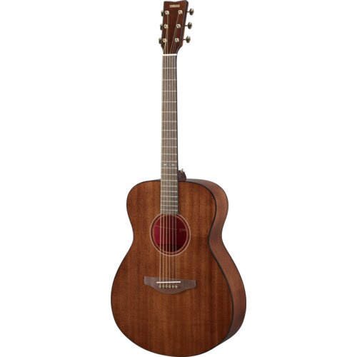 Na zdjęciu widoczna jest gitara akustyczna z mahoniowym korpusem i jasnym gryfem, z sześcioma strunami i metalowymi kluczami. Na główce gitary znajduje się logo "YAMAHA".