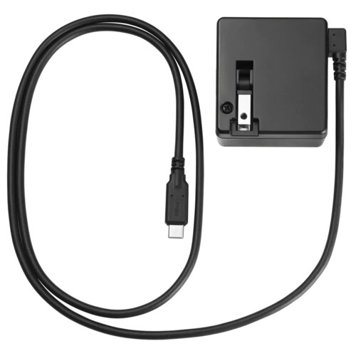 Czarny zasilacz z długim kablem zakończonym wtyczką USB-C. Na wtyczce widoczny jest napis "Nikon".