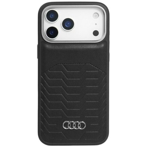 Czarne etui na telefon z syntetycznej skóry z wytłoczonym wzorem w kształcie strzałek, na dole widoczne logo Audi z czterema połączonymi pierścieniami. Etui jest dopasowane do telefonu z trzema obiektywami aparatu.