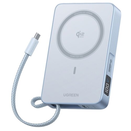 Szary powerbank z napisem "UGREEN" na przodzie, posiada okrągły wzór z tekstem "DESIGNED BY UGREEN" oraz "MORE FOR YOU", a także wyświetlacz pokazujący poziom naładowania. Obok znajduje się pleciony kabel z końcówką USB-C i napisem "UGREEN".
