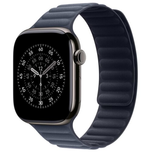 Ciemnoniebieski pasek do zegarka Apple Watch z magnetycznym zapięciem, przeznaczony dla modeli o rozmiarach 44/45/46/49 mm. Zegarek ma czarną tarczę z białymi oznaczeniami godzin i minut oraz srebrną koronkę z boku.