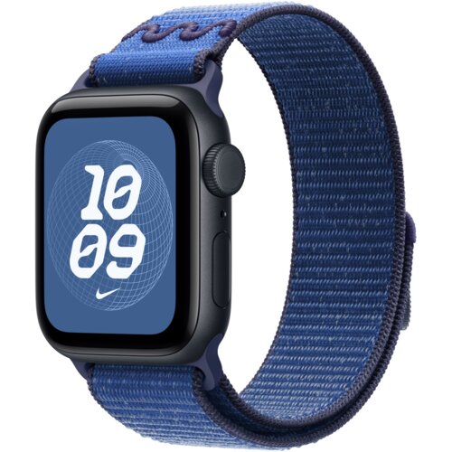 Na zdjęciu znajduje się zegarek z niebieskim paskiem sportowym, na którego ekranie widoczny jest biały napis "10 09" oraz logo Nike. Pasek ma teksturę z ciemniejszymi i jaśniejszymi odcieniami niebieskiego.