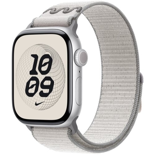 Srebrny zegarek z szarym paskiem sportowym, na którego tarczy widnieje czarny napis "10:09" na tle geometrycznego wzoru. Na tarczy znajduje się również logo Nike.