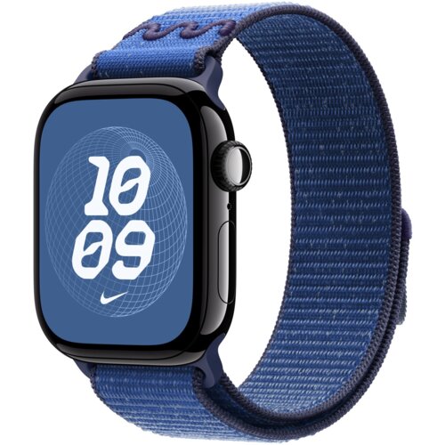 Niebieski pasek do zegarka Apple Watch z serii Nike Sport Loop jest przymocowany do zegarka z wyświetlaczem pokazującym białe cyfry "10 09" na niebieskim tle z białym logo Nike. Pasek ma teksturowaną powierzchnię i ciemniejsze obszycia.
