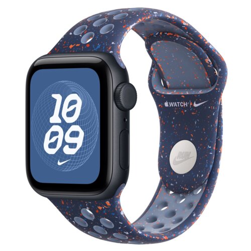 Niebieski pasek do zegarka z perforacjami i kolorowymi akcentami, z widocznymi napisami "WATCH" i logo "Nike". Na ekranie zegarka widoczny jest biały napis "10 09" na niebieskim tle z geometrycznym wzorem.