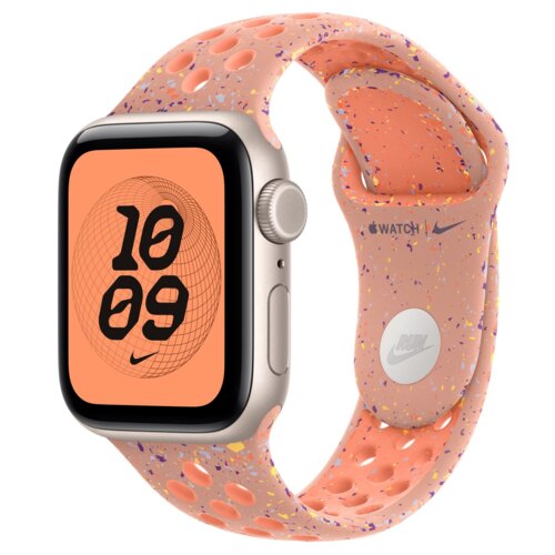 Różowy pasek do zegarka z perforacjami i kolorowymi akcentami, z widocznymi napisami "WATCH" i logo Nike. Na ekranie zegarka widnieje pomarańczowa tarcza z czarnymi cyframi "10:09" oraz logo Nike.
