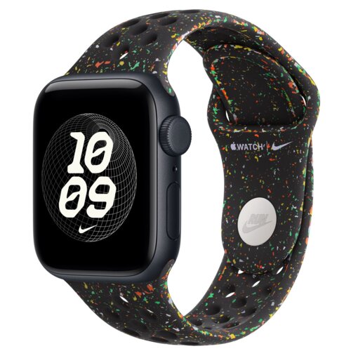 Czarny pasek do zegarka z kolorowymi, nieregularnymi wzorami i perforacjami, z widocznym logo "Nike" oraz napisem "WATCH". Na ekranie zegarka widoczny jest biały, geometryczny wzór z cyframi "10:09".