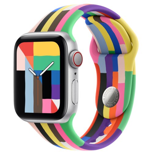 Kolorowy pasek do zegarka Apple Watch z motywem Pride Edition, złożony z wielu barwnych pasów, jest przymocowany do srebrnej koperty zegarka z wyświetlaczem pokazującym abstrakcyjny, wielokolorowy wzór. Na zapięciu paska widnieje napis: "DESIGNED WITH PRI