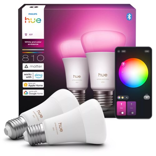 Na zdjęciu znajduje się opakowanie inteligentnych żarówek LED z napisem "PHILIPS hue" oraz dwie żarówki z widocznymi napisami "hue white and color 810". Obok opakowania widoczny jest interfejs aplikacji z kołem kolorów i opcjami regulacji światła.