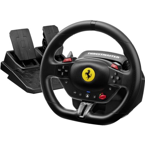 Na zdjęciu widoczna jest czarna kierownica z logo Ferrari na środku oraz zestaw pedałów. Na kierownicy znajduje się napis "THRUSTMASTER" oraz różne przyciski funkcyjne.