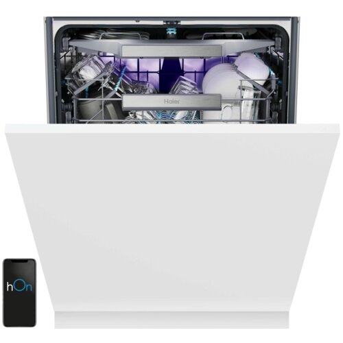 Otwarta zmywarka z widocznymi naczyniami w środku, z napisem "Haier" na górnej półce. Obok zmywarki znajduje się smartfon z wyświetlonym logo "hOn".