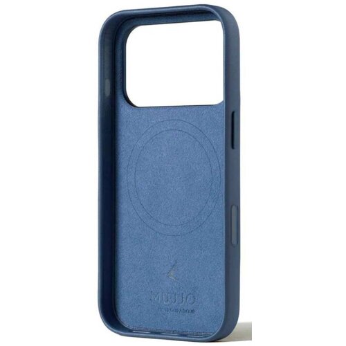 Granatowe etui na telefon z wycięciem na aparat, wykonane z materiału przypominającego skórę, z widocznym logo "MUJJO" oraz napisem "DESIGNED IN HOLLAND". Wewnątrz etui znajduje się okrągły wzór sugerujący kompatybilność z MagSafe.
